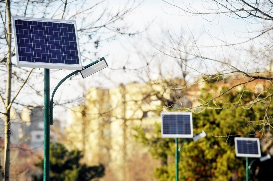 Postes com energia vindos de painéis fotovoltaicos: quem tem energia solar paga taxa de iluminação pública