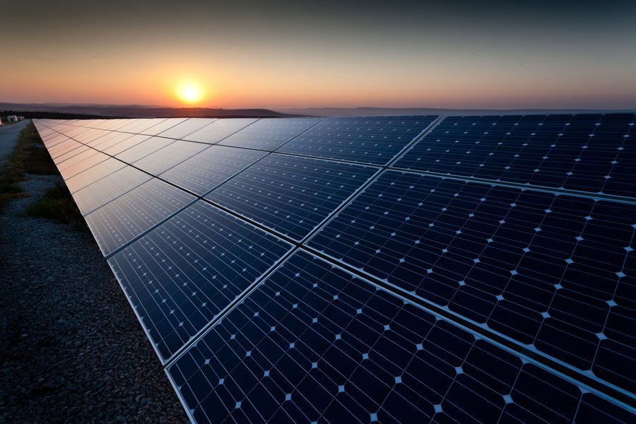 Energia solar por assinatura sendo produzida em usinas solares localizadas em locais estratégicos. 